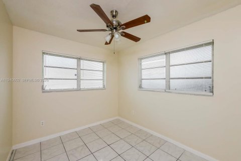 House in Miami Gardens, Florida 3 bedrooms, 124.49 sq.m. № 1997729 - photo 7