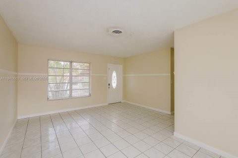 House in Miami Gardens, Florida 3 bedrooms, 124.49 sq.m. № 1997729 - photo 14