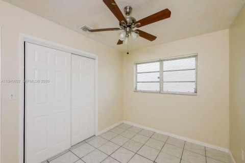 House in Miami Gardens, Florida 3 bedrooms, 124.49 sq.m. № 1997729 - photo 10
