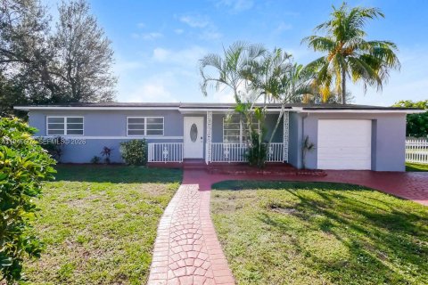 House in Miami Gardens, Florida 3 bedrooms, 124.49 sq.m. № 1997729