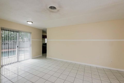 House in Miami Gardens, Florida 3 bedrooms, 124.49 sq.m. № 1997729 - photo 8