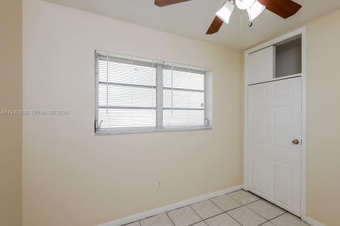 House in Miami Gardens, Florida 3 bedrooms, 124.49 sq.m. № 1997729 - photo 9