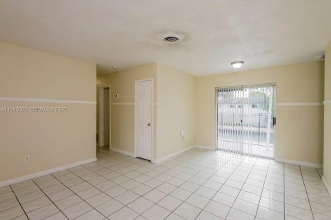 House in Miami Gardens, Florida 3 bedrooms, 124.49 sq.m. № 1997729 - photo 12