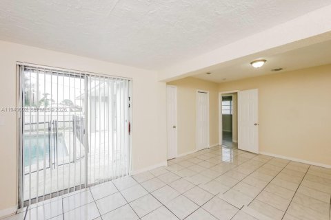 House in Miami Gardens, Florida 3 bedrooms, 124.49 sq.m. № 1997729 - photo 6