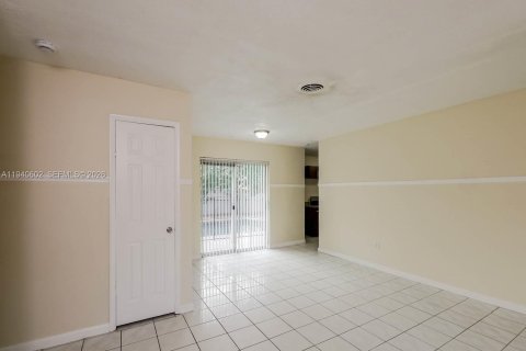 House in Miami Gardens, Florida 3 bedrooms, 124.49 sq.m. № 1997729 - photo 11