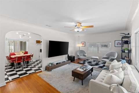 House in Saint Petersburg, Florida 2 bedrooms, 99.68 sq.m. № 2200240 - photo 2