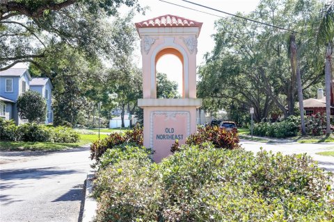 House in Saint Petersburg, Florida 2 bedrooms, 99.68 sq.m. № 2200240 - photo 6