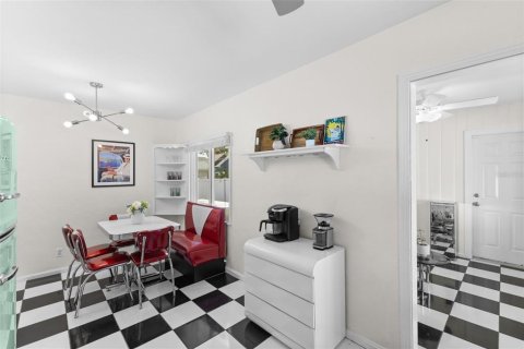 House in Saint Petersburg, Florida 2 bedrooms, 99.68 sq.m. № 2200240 - photo 12