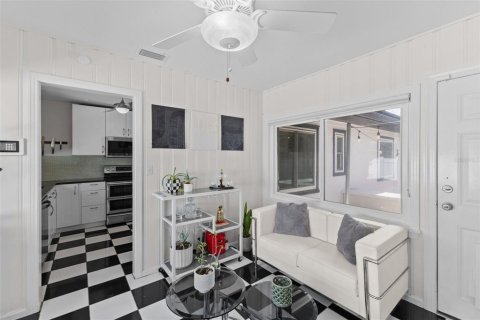 House in Saint Petersburg, Florida 2 bedrooms, 99.68 sq.m. № 2200240 - photo 15