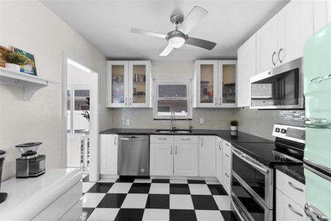 House in Saint Petersburg, Florida 2 bedrooms, 99.68 sq.m. № 2200240 - photo 4