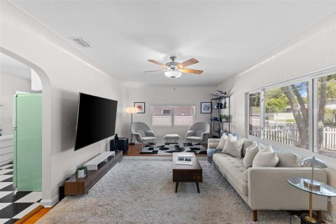 House in Saint Petersburg, Florida 2 bedrooms, 99.68 sq.m. № 2200240 - photo 7