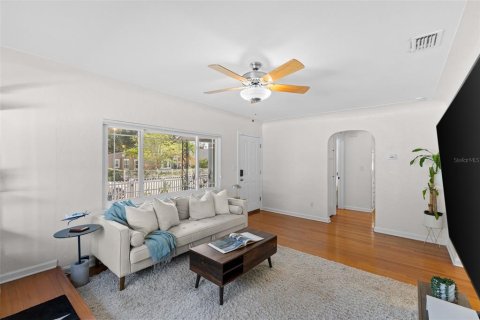 House in Saint Petersburg, Florida 2 bedrooms, 99.68 sq.m. № 2200240 - photo 9