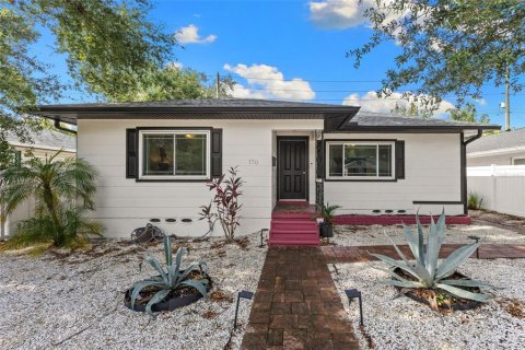 House in Saint Petersburg, Florida 2 bedrooms, 99.68 sq.m. № 2200240