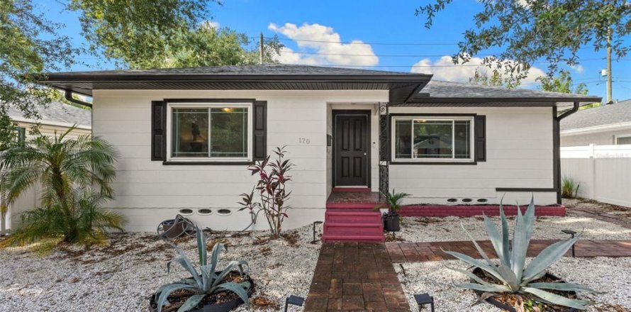 House in Saint Petersburg, Florida 2 bedrooms, 99.68 sq.m. № 2200240