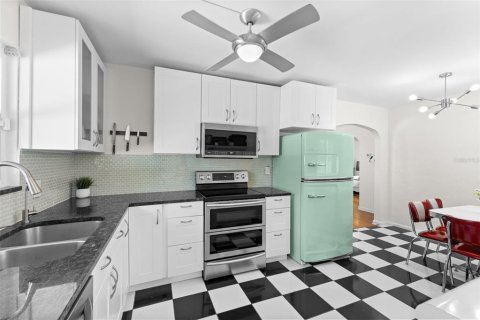 House in Saint Petersburg, Florida 2 bedrooms, 99.68 sq.m. № 2200240 - photo 14