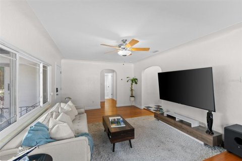 House in Saint Petersburg, Florida 2 bedrooms, 99.68 sq.m. № 2200240 - photo 10