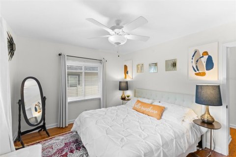 House in Saint Petersburg, Florida 2 bedrooms, 99.68 sq.m. № 2200240 - photo 5