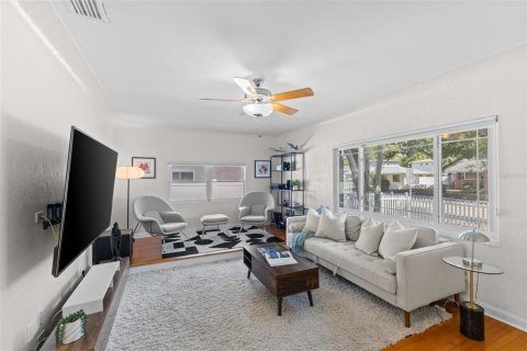 House in Saint Petersburg, Florida 2 bedrooms, 99.68 sq.m. № 2200240 - photo 8