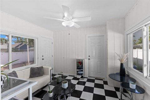 House in Saint Petersburg, Florida 2 bedrooms, 99.68 sq.m. № 2200240 - photo 17