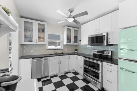 House in Saint Petersburg, Florida 2 bedrooms, 99.68 sq.m. № 2200240 - photo 13