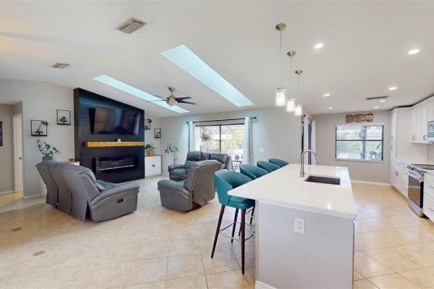 House in Sarasota, Florida 3 bedrooms, 146.69 sq.m. № 2354748 - photo 10