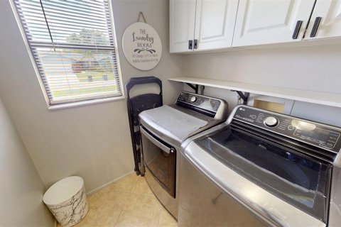 House in Sarasota, Florida 3 bedrooms, 146.69 sq.m. № 2354748 - photo 23