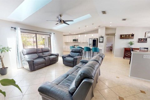 House in Sarasota, Florida 3 bedrooms, 146.69 sq.m. № 2354748 - photo 8