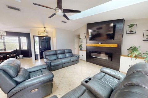 House in Sarasota, Florida 3 bedrooms, 146.69 sq.m. № 2354748 - photo 11