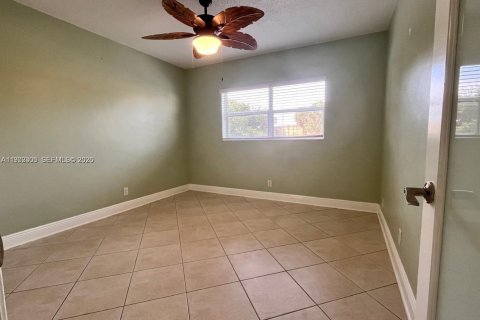 Купить кондоминиум в Уилтон-Мэнорс, Флорида 5 комнат, 85.93м2, № 2040328 - фото 9