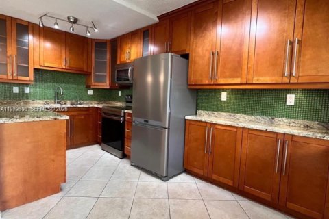 Купить кондоминиум в Уилтон-Мэнорс, Флорида 5 комнат, 85.93м2, № 2040328 - фото 4