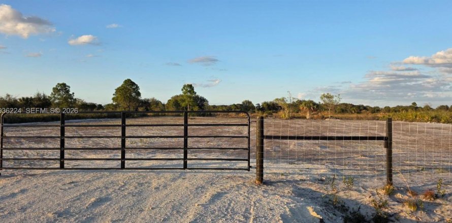 Land in Okeechobee, Florida № 2158278