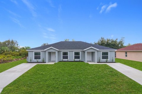 Propiedad comercial en venta en Port Charlotte, Florida, 4 dormitorios, 195.47 m2 № 1898956 - foto 1