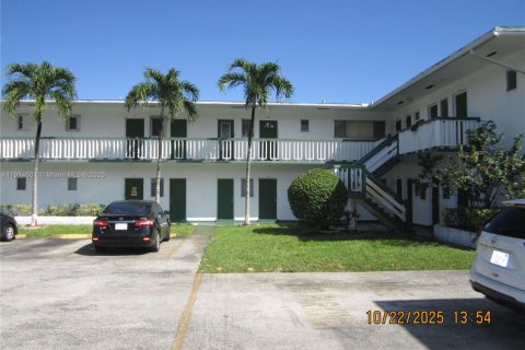 Купить кондоминиум в Мирамар, Флорида 2 спальни, 75.25м2, № 1970011 - фото 1