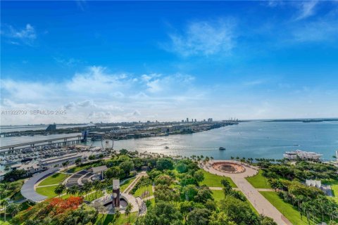 Copropriété à louer à Miami, Floride: 2 chambres, 126.07 m2 № 1976695 - photo 1