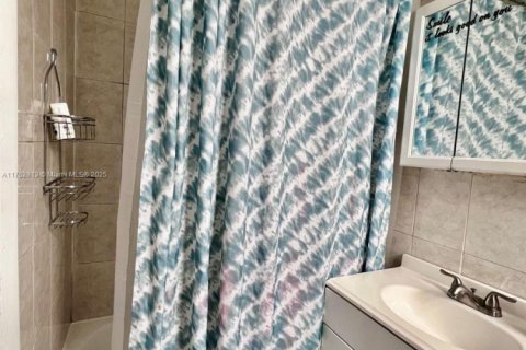 Condo in Miami Beach, Florida  № 2022511 - photo 6