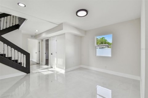 House in Saint Petersburg, Florida 4 bedrooms, 195.56 sq.m. № 1607910 - photo 27