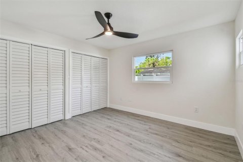 House in Saint Petersburg, Florida 4 bedrooms, 195.56 sq.m. № 1607910 - photo 23