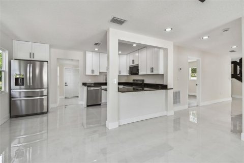 House in Saint Petersburg, Florida 4 bedrooms, 195.56 sq.m. № 1607910 - photo 14
