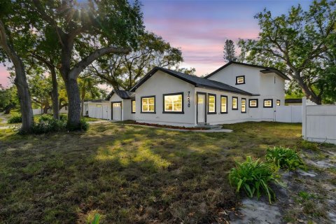House in Saint Petersburg, Florida 4 bedrooms, 195.56 sq.m. № 1607910 - photo 4