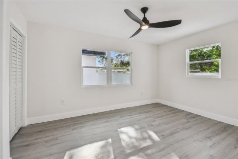 House in Saint Petersburg, Florida 4 bedrooms, 195.56 sq.m. № 1607910 - photo 22