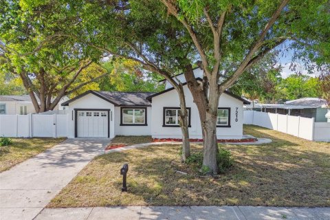 House in Saint Petersburg, Florida 4 bedrooms, 195.56 sq.m. № 1607910 - photo 6