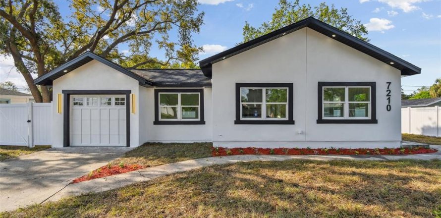 House in Saint Petersburg, Florida 4 bedrooms, 195.56 sq.m. № 1607910