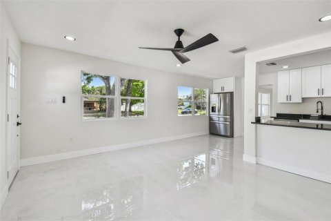 House in Saint Petersburg, Florida 4 bedrooms, 195.56 sq.m. № 1607910 - photo 12