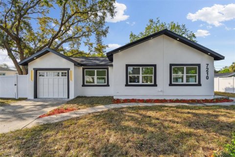 House in Saint Petersburg, Florida 4 bedrooms, 195.56 sq.m. № 1607910 - photo 2
