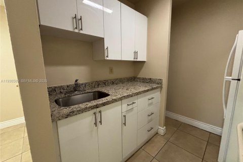 Снять в аренду кондоминиум в Корал-Спрингс, Флорида 2 спальни, 68.75м2, № 1996432 - фото 2