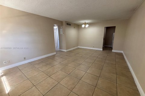 Снять в аренду кондоминиум в Корал-Спрингс, Флорида 2 спальни, 68.75м2, № 1996432 - фото 7