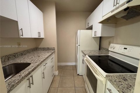 Снять в аренду кондоминиум в Корал-Спрингс, Флорида 2 спальни, 68.75м2, № 1996432 - фото 3