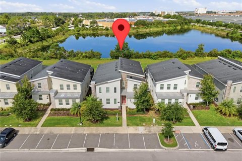 House in STOREY LAKE in Kissimmee, Florida 8 bedrooms, 409.79 sq.m. № 2322674