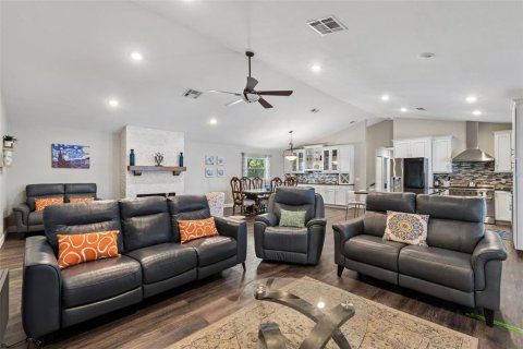 House in Gibsonton, Florida 4 bedrooms, 321.44 sq.m. № 2111738 - photo 6