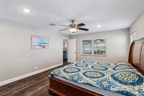 House in Gibsonton, Florida 4 bedrooms, 321.44 sq.m. № 2111738 - photo 17